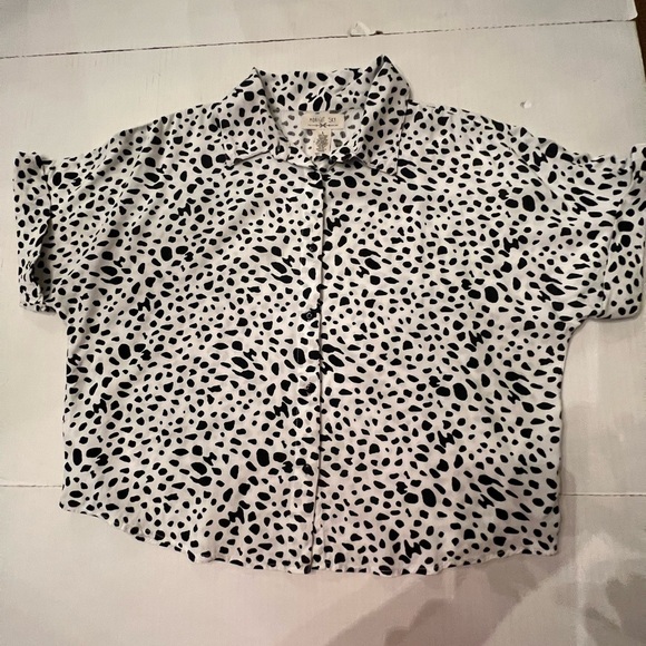 MIDNIGHT SKY TOP WITH BLACK AND WHITE SPOTTED DESIGN. SIZE LARGE - Picture 1 of 12